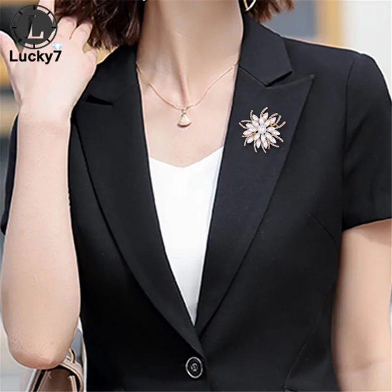 

Wholesale Korean Retro Flower Brooch Fashion and Elegant Alloy Diamond-studded Pearl Corsage New Clothing Accessories