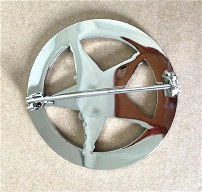 Золотистый/серебристый металлический значок известного представителя команды