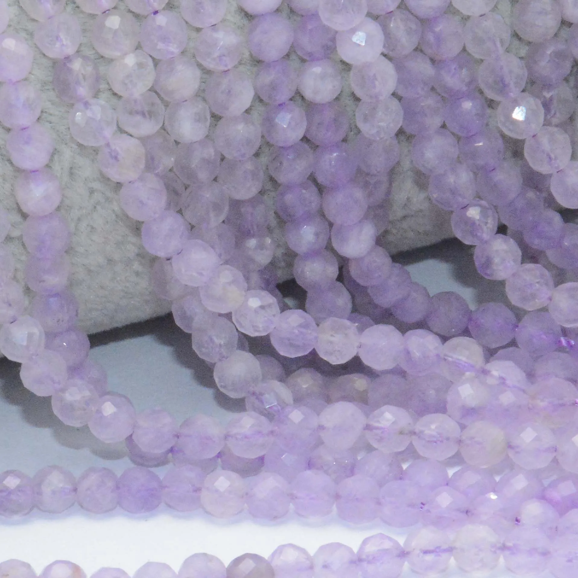 Граненые круглые бусины из натурального лавандового аметиста 4 мм | Украшения и