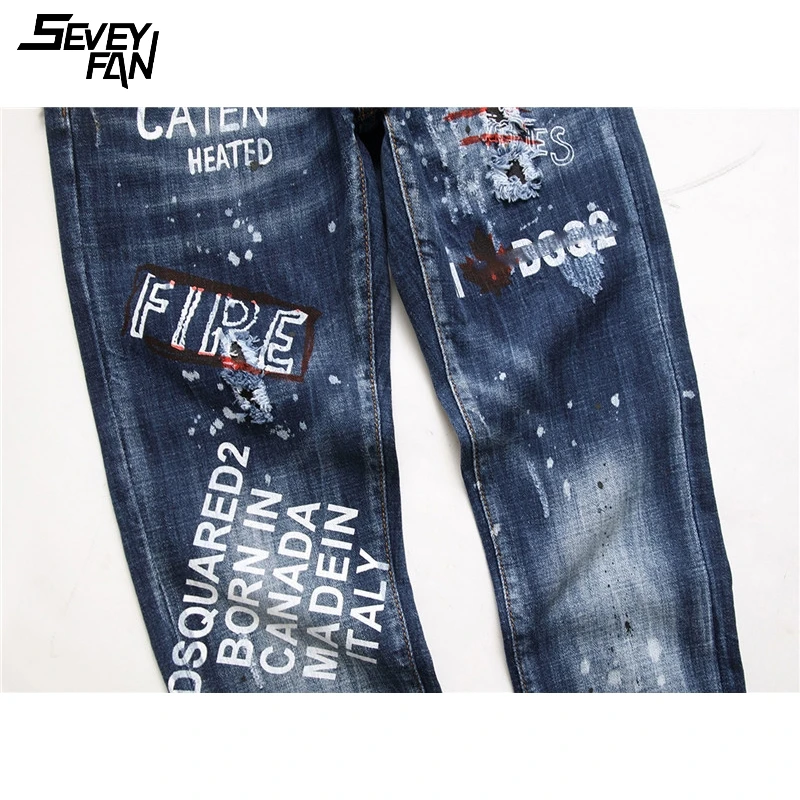 Мужские синие зауженные рваные джинсы с цепочкой и буквенным принтом модные