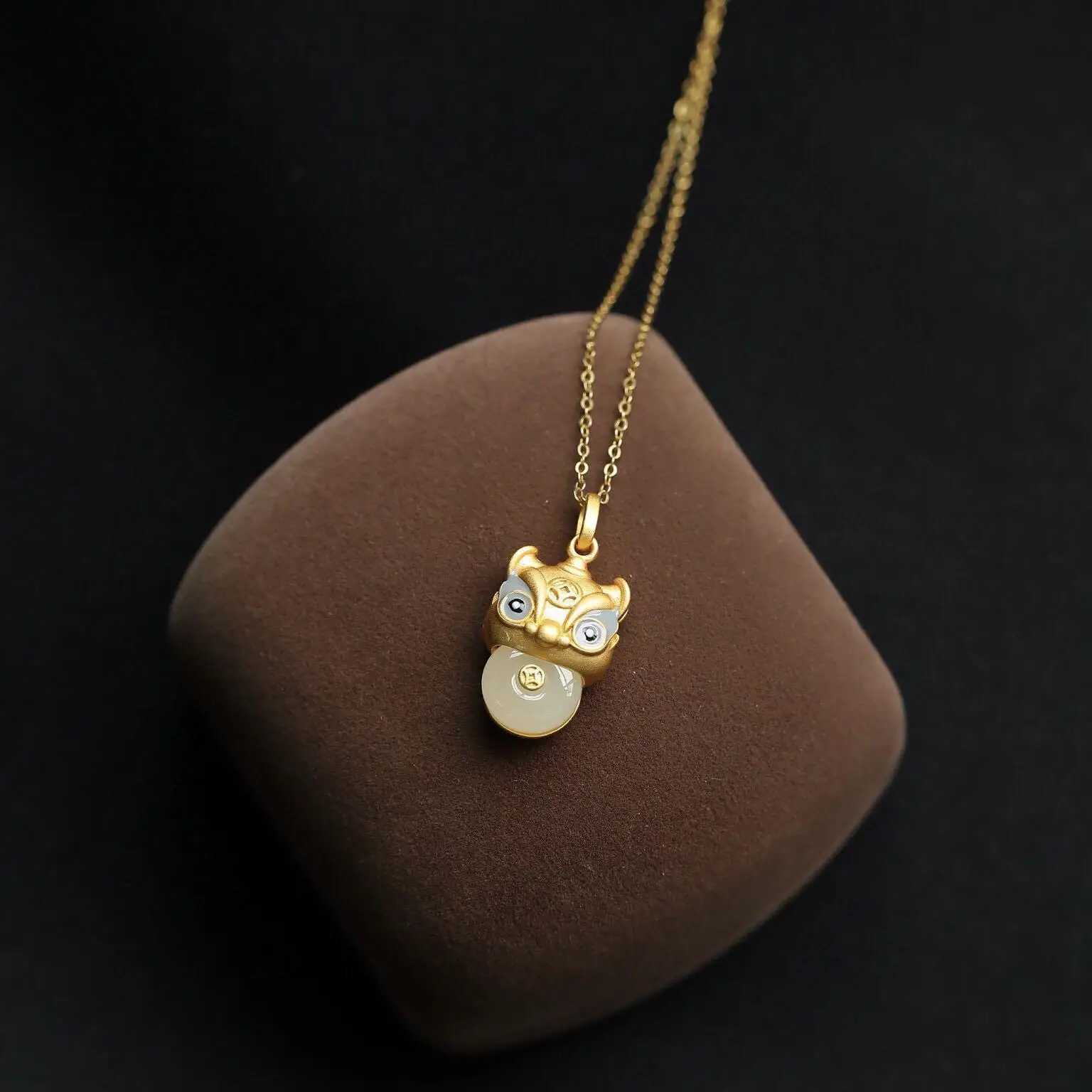 

Original Craft Design Hetian Jade Chinese Style Small Tiger Head Pendant S925 Silver Gilding Inlaid Peace Buckle Necklace