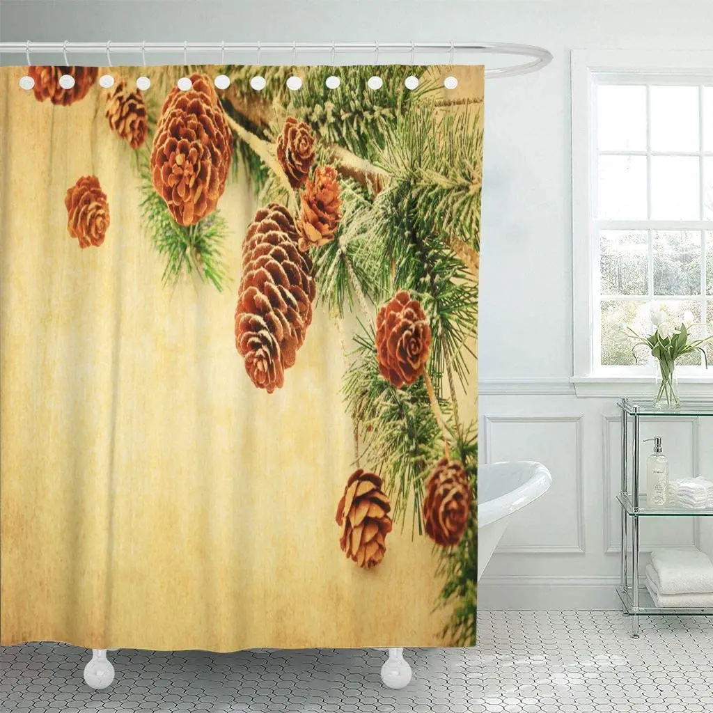 Абстрактные рождественские ветви пихты и ягоды старая деревянная доска в