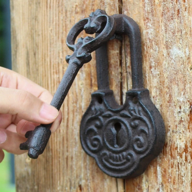 Cerradura de llave rústica para puerta de hierro fundido, accesorio para golpear a mano, decoración de jardín, hogar europeo, manija de puerta de Metal pesado, acentos para casa de granja