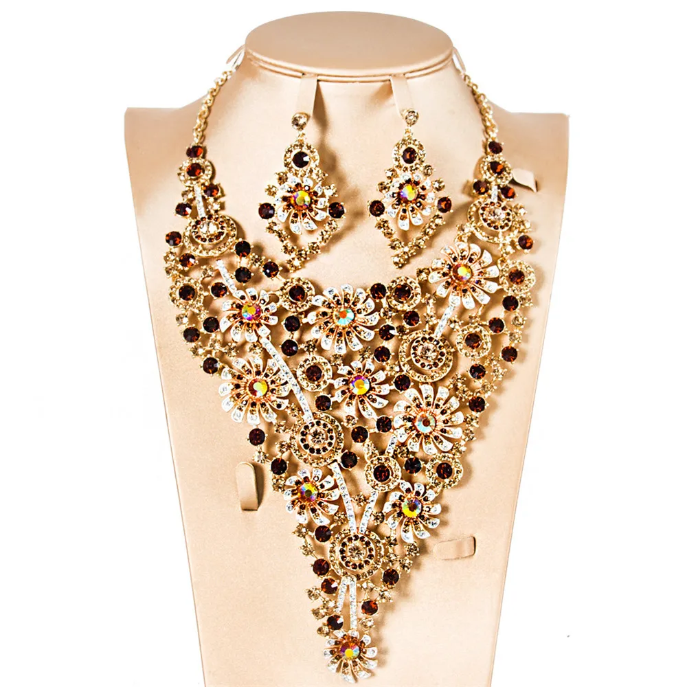 

Комплект из колье и серёг, с кристаллами