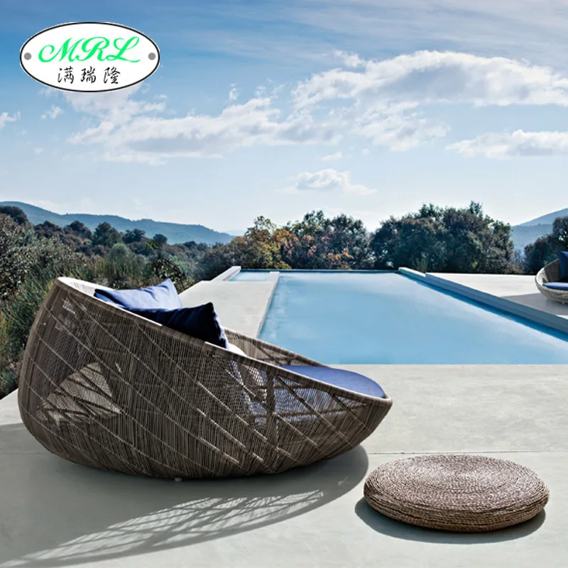 Комната с солнечным светом открытый плетеный стул диван чайный стол комбинация