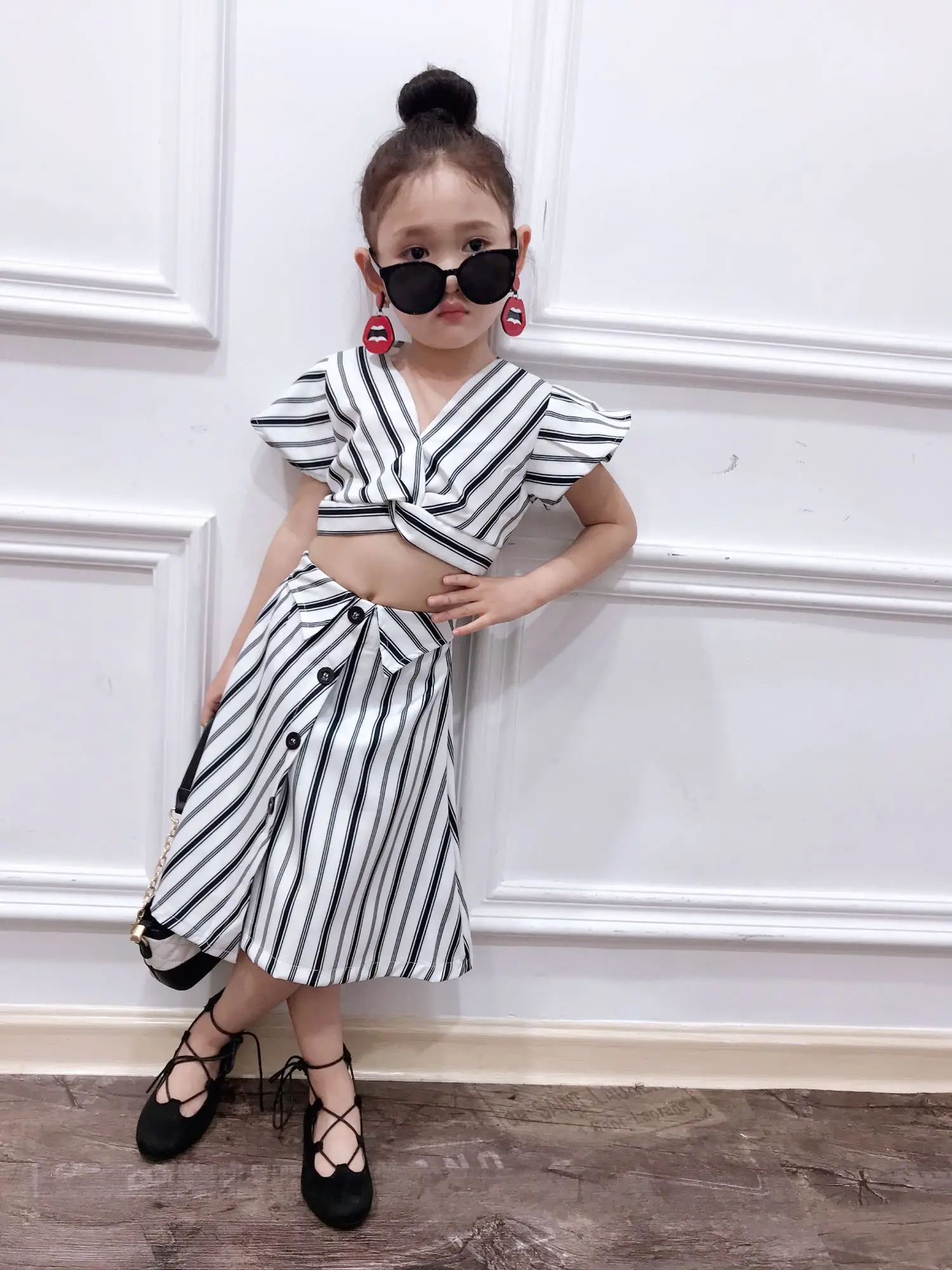 Комплект модной одежды для маленьких девочек белый черный комплект в полоску