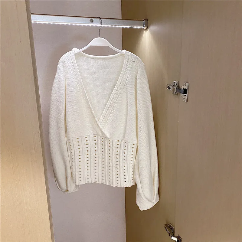

Blue and White V-Neck hollow out knitted long sleeve 2020 new women's French style small waisted short top