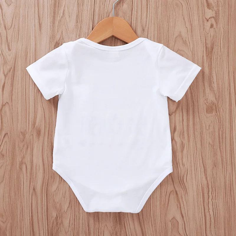 Женский комбинезон с короткими рукавами белый принтом в виде букв и для