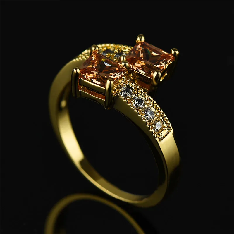 Маленькие квадратные кольца цвета желтого золота с цирконом шампанского для