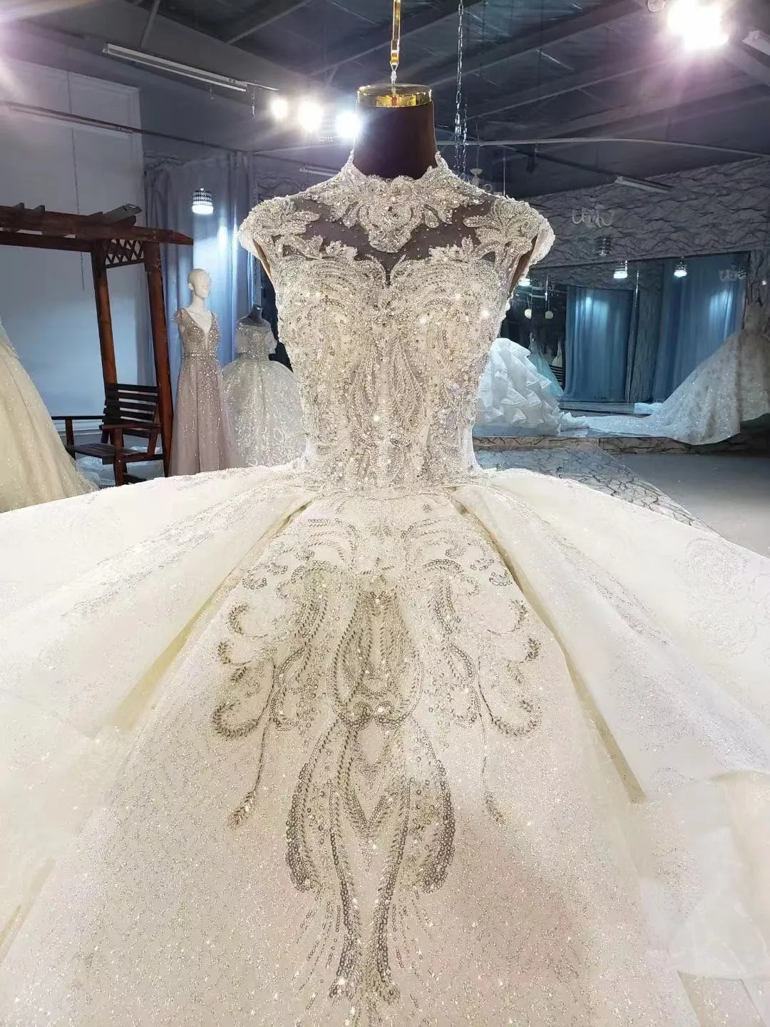 

2021 Luxury High Neck Champagne Middle East Wedding Dress White Lace Appliqued Long Sleeves Arabic Bridal Gowns