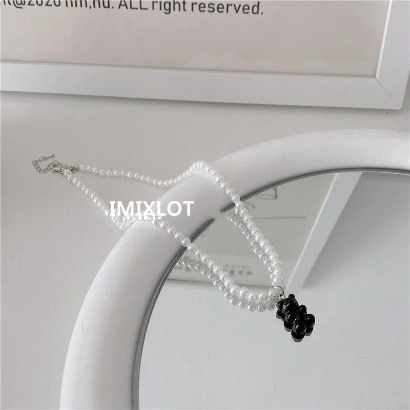 Ожерелье конфетного черно-белого медведя из смолы для женщин жемчужная цепочка