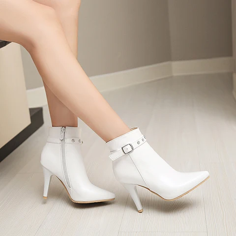 Ботинки мартинсы на тонком каблуке с пряжкой и молнией сбоку|Женские