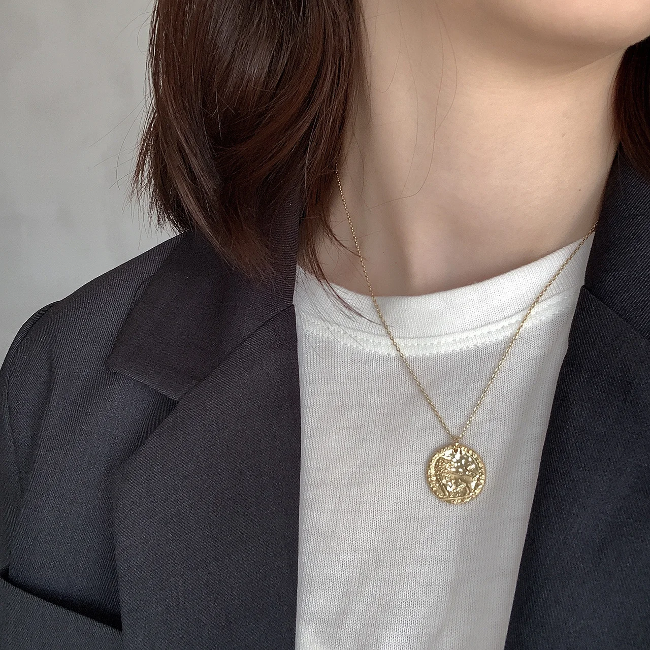 

French Style Niche Classic Relief the Brave Little Lion 925 Sterling Silver Gold Pendant Necklace Light luxury