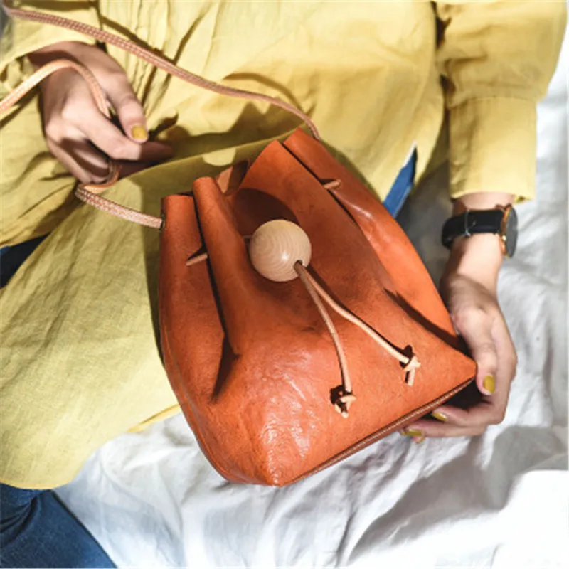 

Новинка 2020, маленькая свежая сумка из первого слоя воловьей кожи, сумка-ведро на шнурке, легкая мягкая натуральная кожа, Маленькая женская с...
