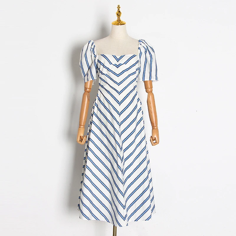 Платье в полоску TWOTWINSTYLE с квадратным вырезом пышными короткими рукавами высокой