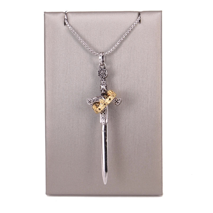 Кулон из темного меча Томаса украшенный вращающейся короной в центре украшение