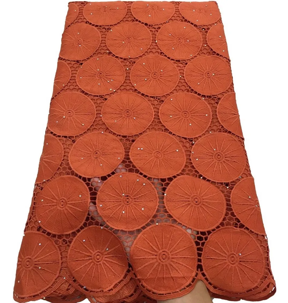 

Новинка, 5 ярдов/оптовая цена, водорастворимое кружево, используется для шитья, лучшее качество, африканская молочная Свадебная кружевная ткань ML8697