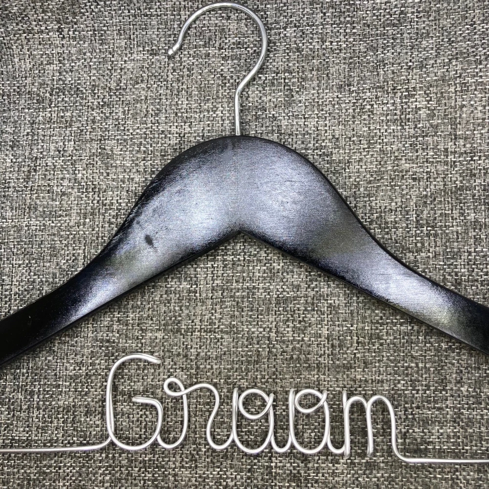 Groom hanger, customizable name,There is no tie