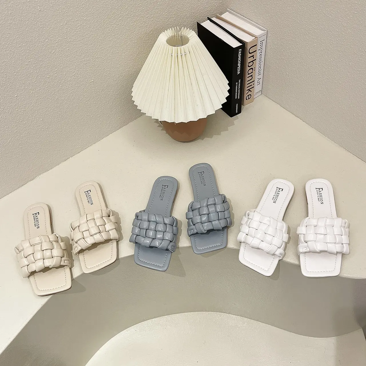 

2021 Fashion Luxury Square Toe Weave Flats Shoes Women Slippers Leather Designer Ladies Street Beach Sandals Slides Shoes White