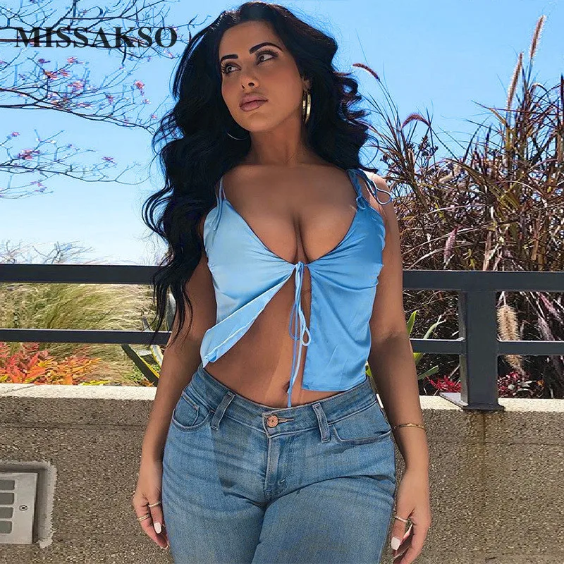 Женский укороченный топ на шнуровке с открытой спиной и глубоким V образным