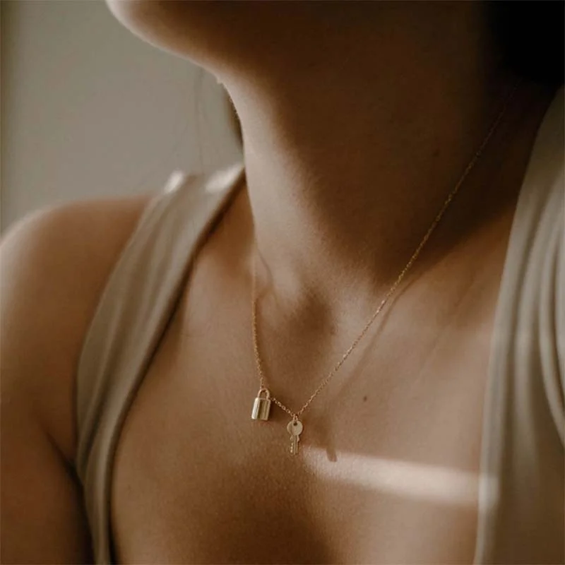 

New Creative Personality Trend Punk Simple Small Lock Key Necklace retro Simple Hip-hop Asymmetric Couple Jewelry