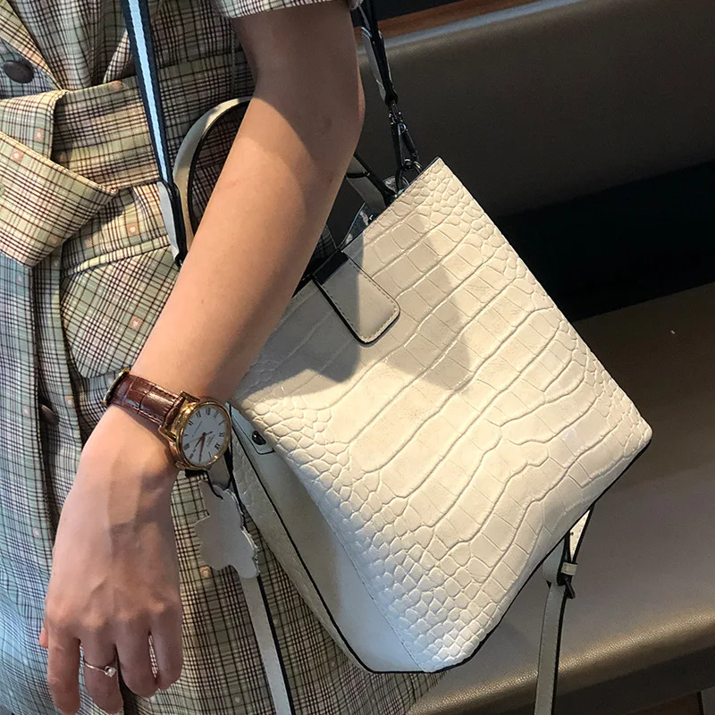

2021 new fashion crocodile pattern cowhide one-shoulder portable leather messenger high-quality bucket bag for women