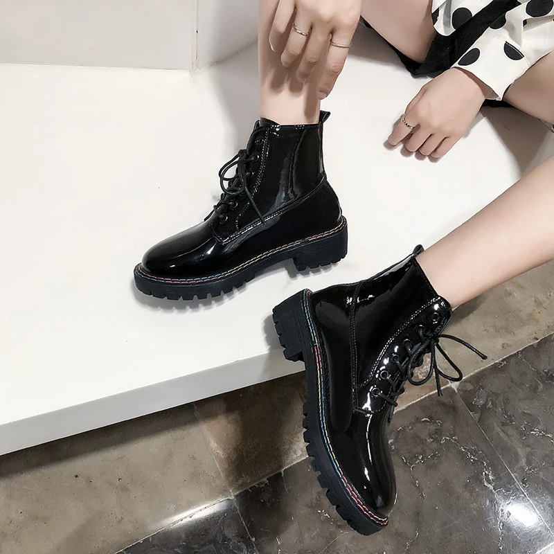 Высококачественные женские ботинки из лакированной кожи байкерские черного