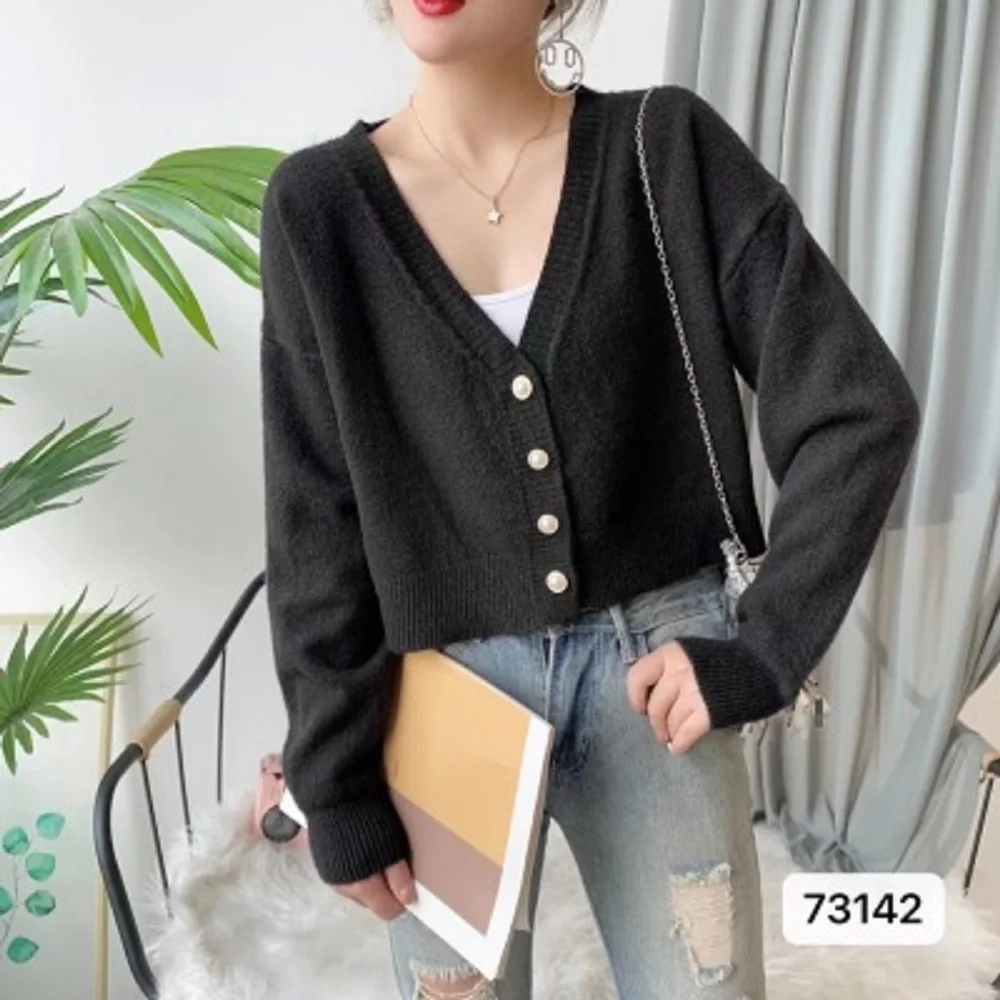 

Small fragrant style buttoned sweater women's autumn 2021 new solid color V-neck long-sleeved sweater loose and thin short coat