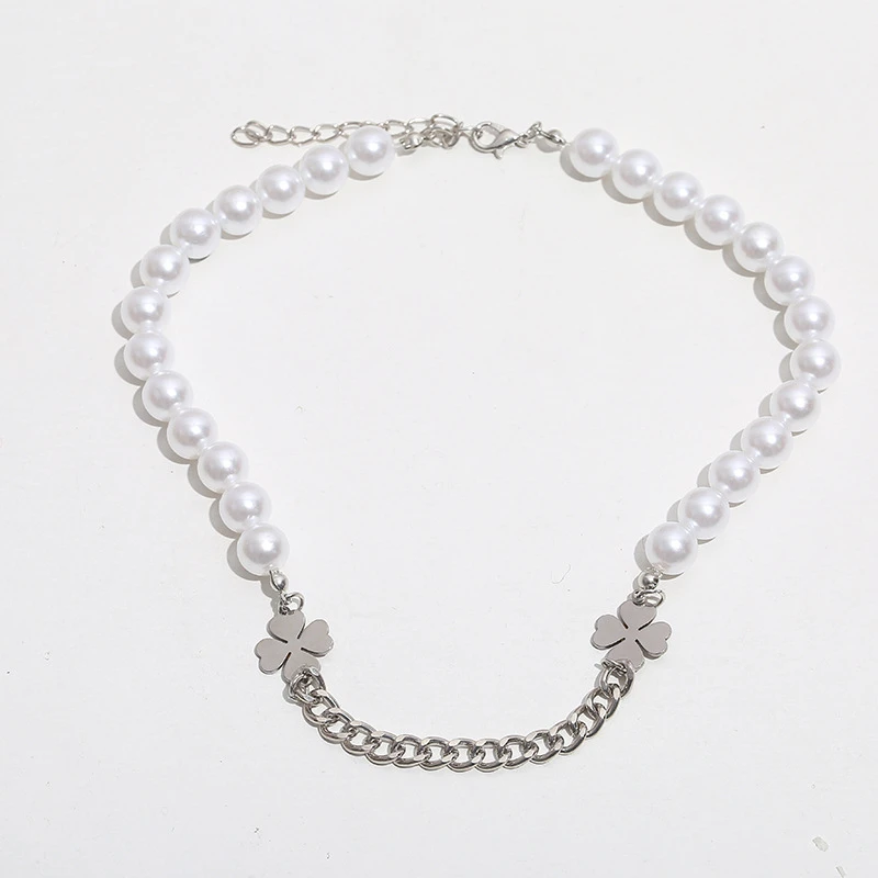 

Lucky Four-Leaf Clover Pendant Necklace Personality Trend Creative Imitation Pearl Stitching Necklace Ladies Jewelry Accessories