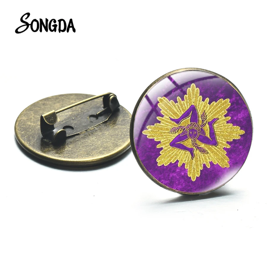 

New Fashion Sicilian Trinacria Lapel Pins Sicilian Trinacria Brooches Glass Dome Round Cabochon Badge Wholesale Jewelry Gifts