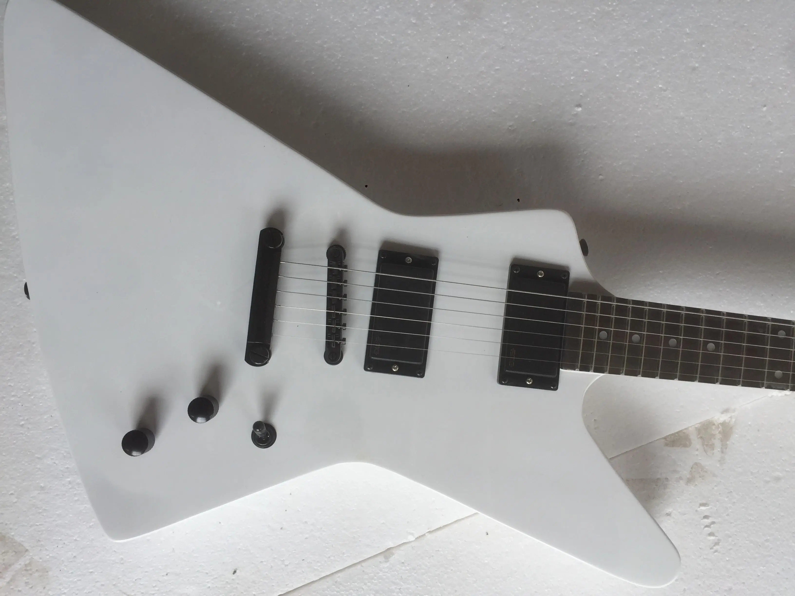 

Free delivery / white black accessories high quality special shaped Guitar / customizable Chinese electric guitar