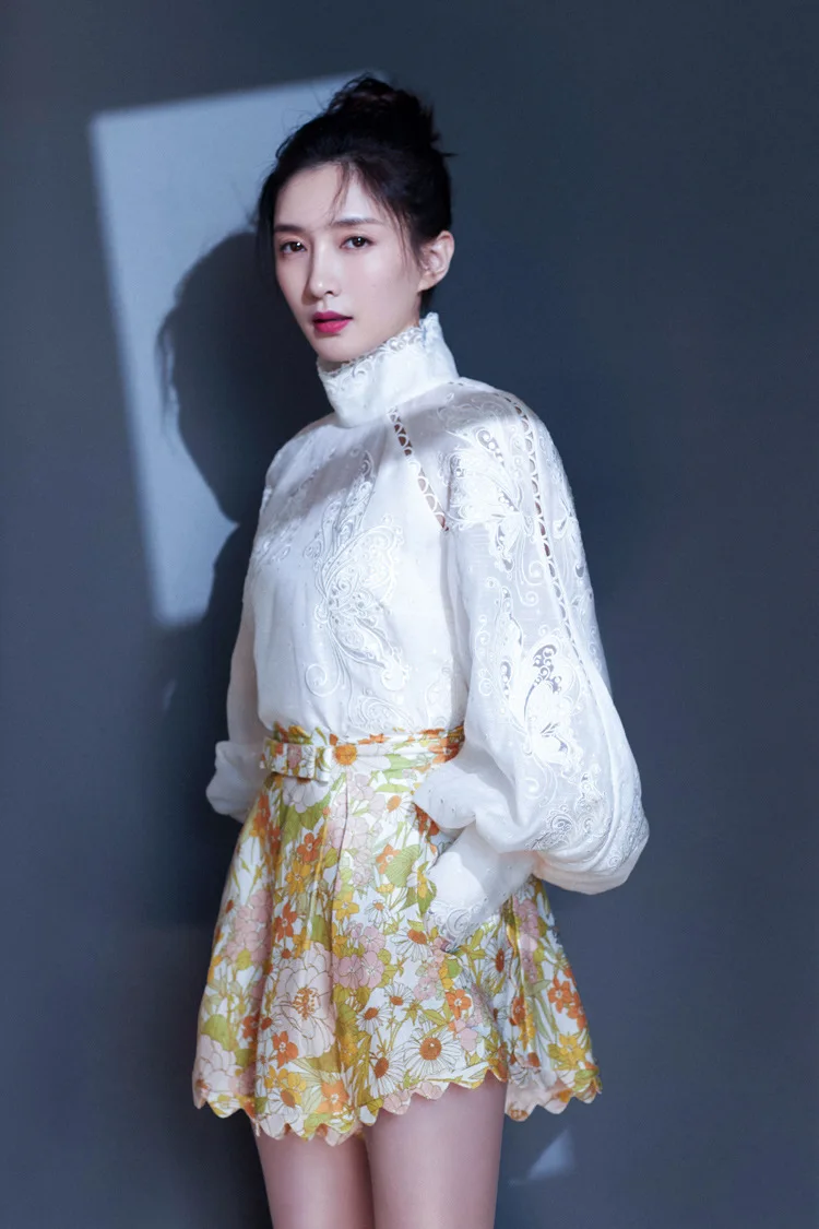 Осень 2019 Новое поступление открытая белая кружевная женская блузка с буфами на