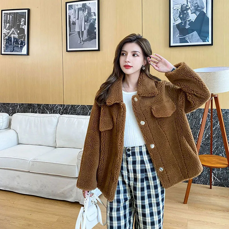 Зимняя женская короткая куртка из овечьего меха коричневая белая верблюжья