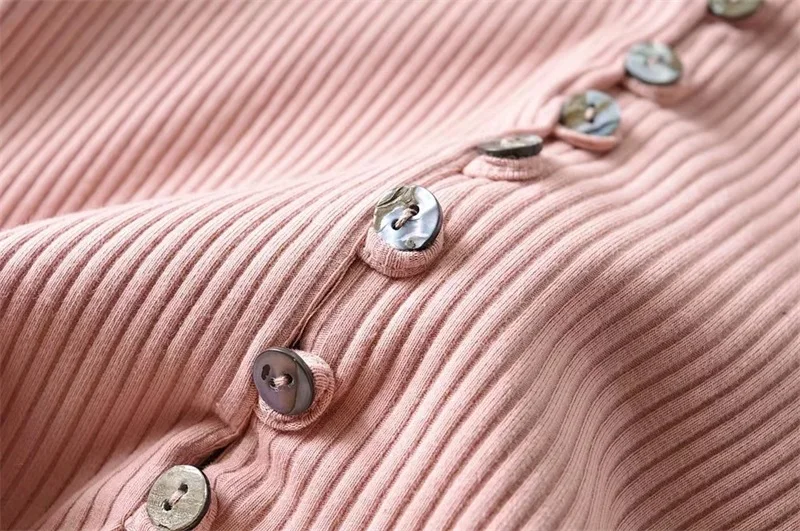 Женский топ в рубчик с воротником на пуговицах и небольшим Расклешенным рукавом