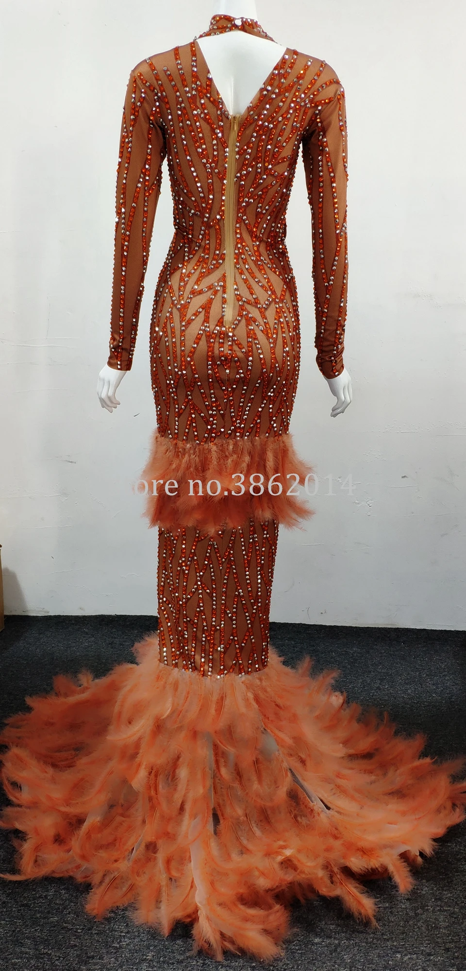 Женское платье с перьями блестящее длинное со стразами и длинным шлейфом |