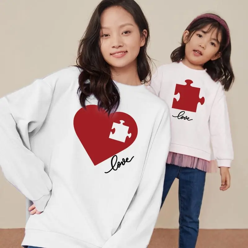 

Одинаковые Семейные наряды для матери и дочери, повседневные свитшоты с длинным рукавом и принтом в виде сердца, подходящая Одежда для мале...