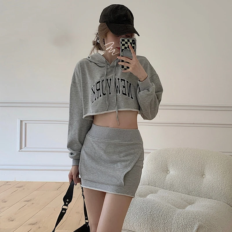 

Новинка 2021, женская одежда, серый свитер с капюшоном на раннюю осень, короткая юбка из двух частей в Корейском стиле с надписью