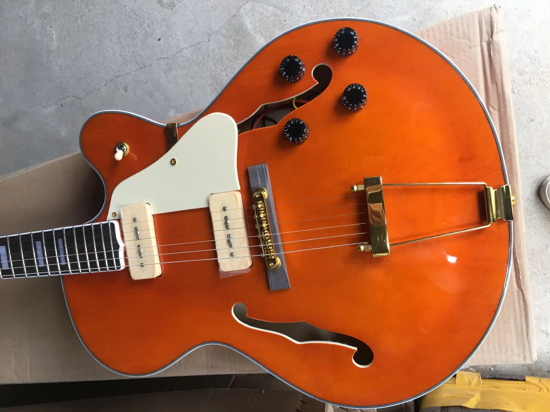 Verkauf Freies Verschiffen Chinesische Factory Custom Neue Orange Sunburst Hohl Körper Maple TOP Doppel F Loch Jazz Elektrische Gitarre 915