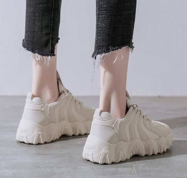 Женские кроссовки на толстой подошве черные повседневные облегающие Новинка