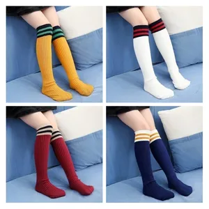 Детские гольфы до колена для маленьких мальчиков спортивные футбольные носок в полоску для девочек школьные белые носки для девочек детские носки для скейтеров с длинной верхней частью для маленьких теплые носки