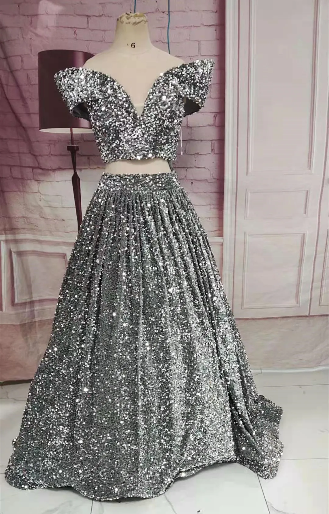 

Женское вечернее платье-трапеция, из двух частей, с блестками, с открытыми плечами, карманами, серебристым V-образным вырезом