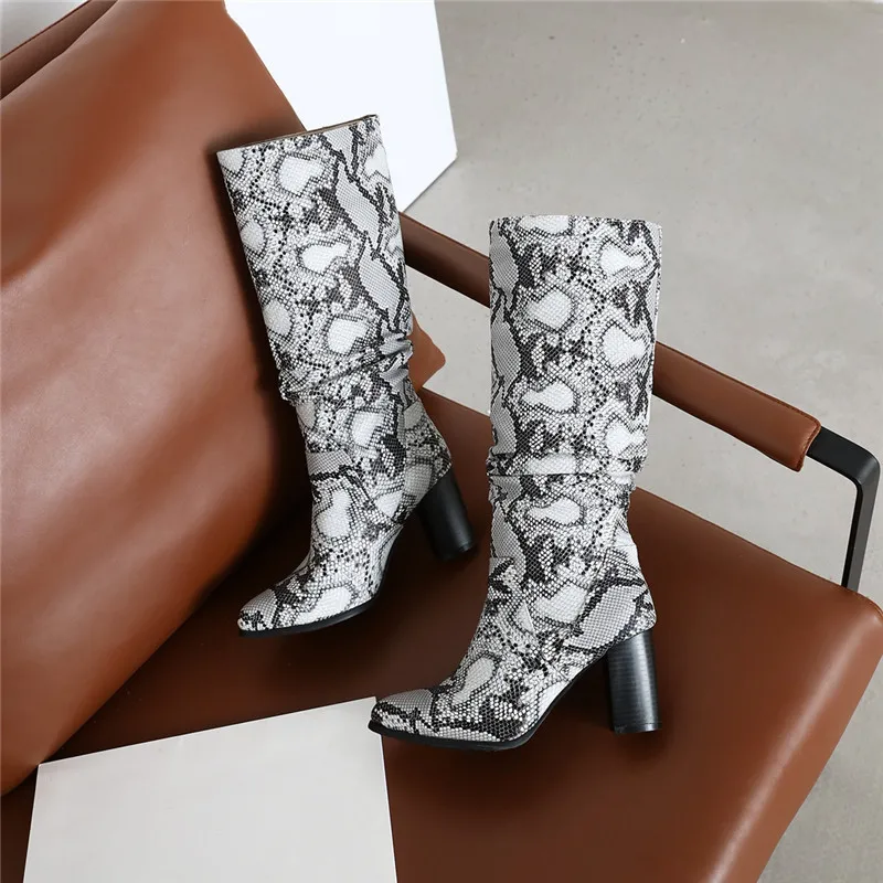 Женские сапоги YMECHIC на блочном каблуке со змеиным принтом без застежек черные