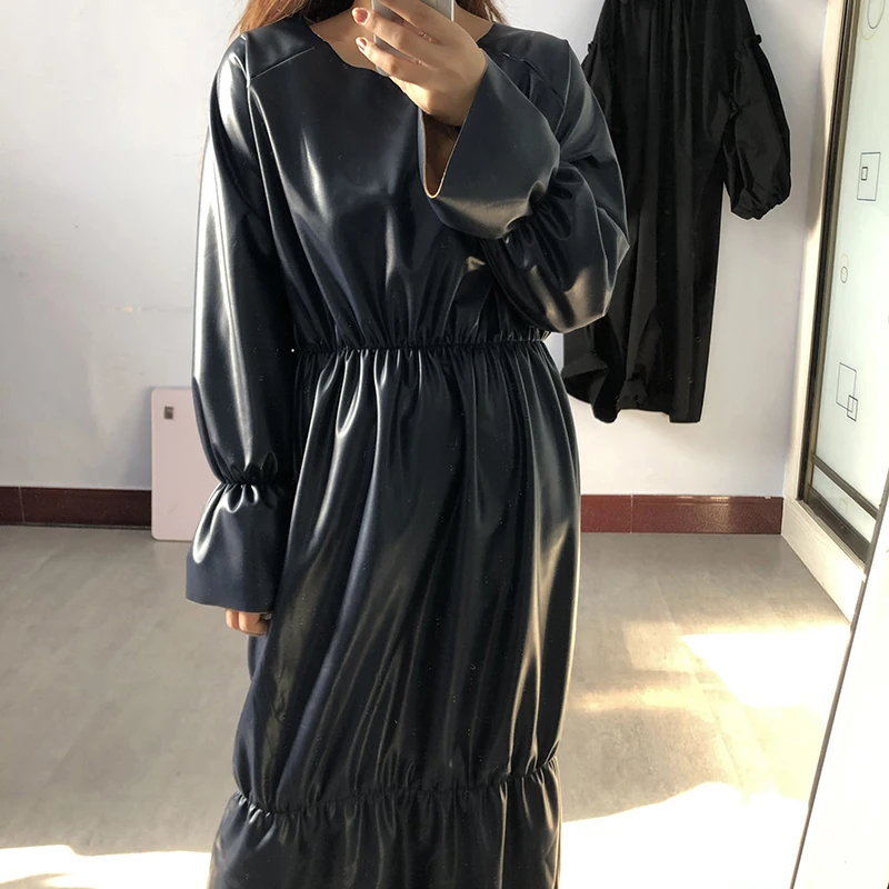 

[EAM] Women Black Ruffles Pleated Pu Leather Big Size Dress New Round Neck Long Sleeve Loose Fashion Spring Autumn 2021 1R198