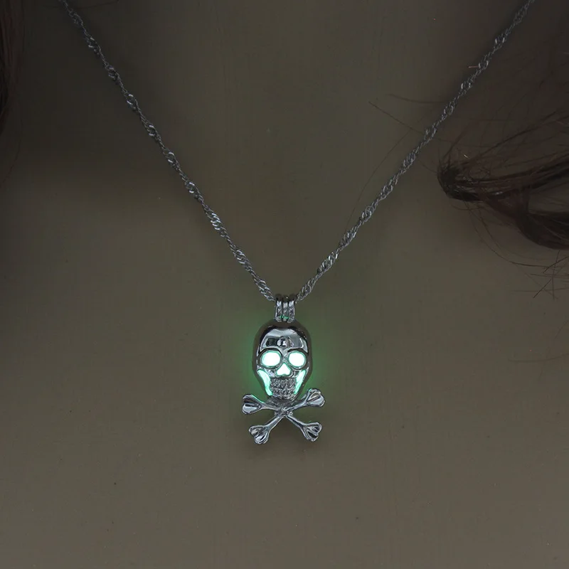 

2020 New Luminous Necklace Female Openable Skull Pendant Nightclub Party Glowing Charm Gift