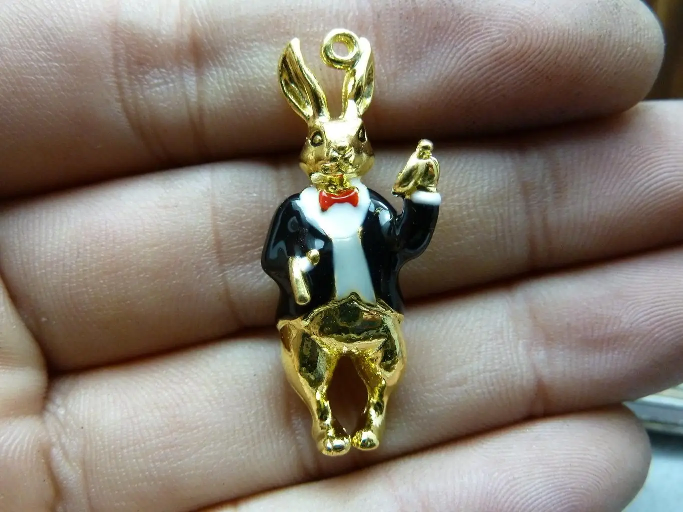 1 шт. 5 9 юаней золотой капельного масла Алиса кролик мастер 10*14*36 мм c7864 Ai мусорное