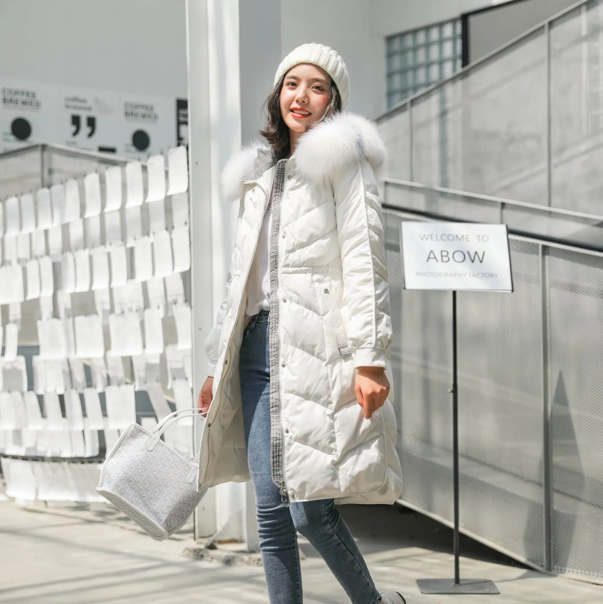 Пуховик женский средней длины плотный новый стиль 2019 приталенный силуэт в