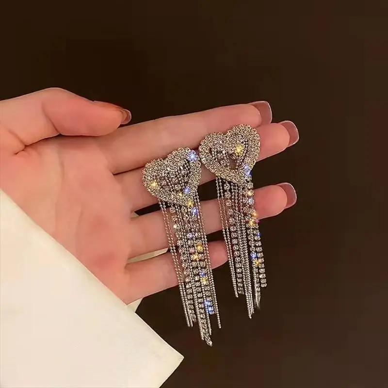

Длинные металлические серьги в виде серебряной иглы