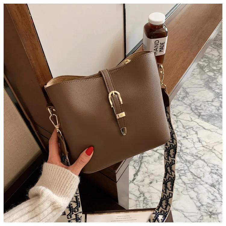 

2021 new trendy fashion all-match messenger bag wide shoulder strap casual shoulder bag large capacity bucket bag female bag