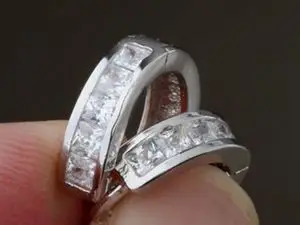 Маленькие круглые серьги хоп с фианитами белые ювелирные изделия для женщин