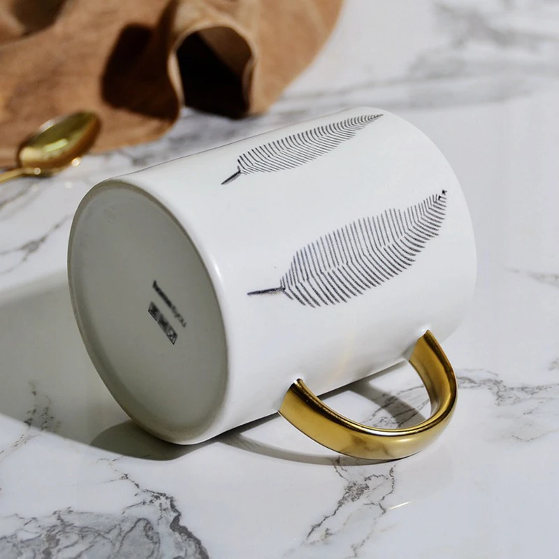 Кружка кофейная с золотистой ручкой и узором в виде перьев креативная посуда для